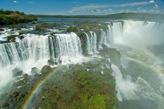 Cataratas do Iguaçu na divisa entre Foz do Iguaçu (PR) e Puerto Iguazu (Argentina)
