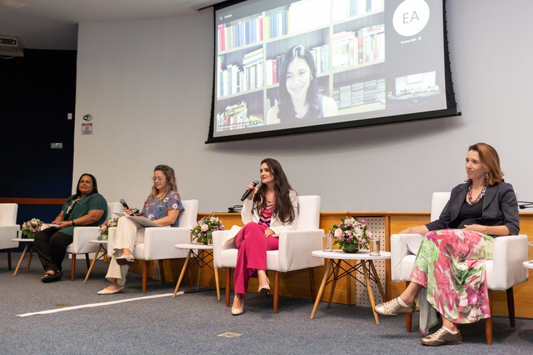 Diretora-presidente da ANA, Veronica Rios, discursa na abertura da roda de conversa Entre Elas