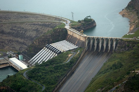 Usina hidrelétrica de Furnas no rio Grande (MG)