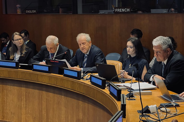 Diretora-presidente da ANA ao lado do secretário-executivo do Ministério do Meio Ambiente e Mudança do Clima, João Paulo Capobianco (centro) no evento Das Metas aos Resultados: O Cenário dos Recursos Hídricos e Saneamento Básico no Brasil