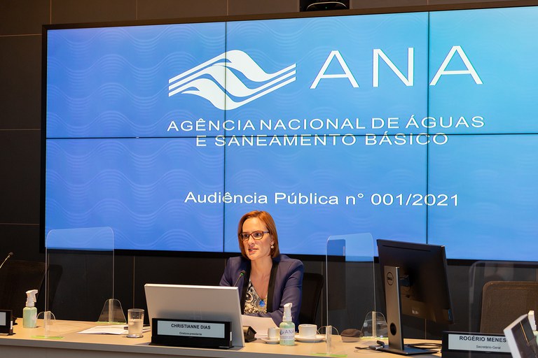 Diretora-presidente, Christianne Dias, abre a audiência pública