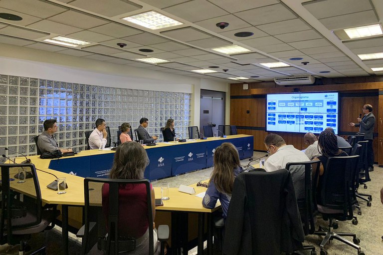 Alunos(as) do MBA em Governança e Controle da Regulação da Escola Nacional de Administração Pública (ENAP) visitam a sede da ANA