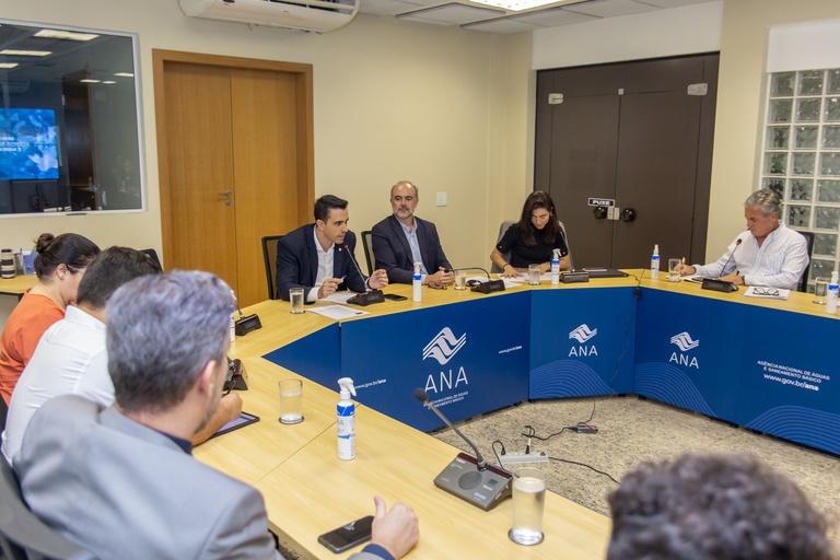Diretores Filipe Sampaio, Ana Carolina Argolo e Mauricio Abijaodi participam da reunião sobre o Fórum Latino-Americano da Água
