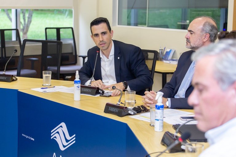 Diretor Filipe Sampaio discursa durante reunião sobre o novo Fórum Latino-Americano da Água