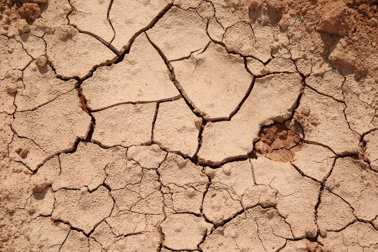 Fundo da represa Jacareí (SP) durante a crise hídrica de São Paulo em 2014