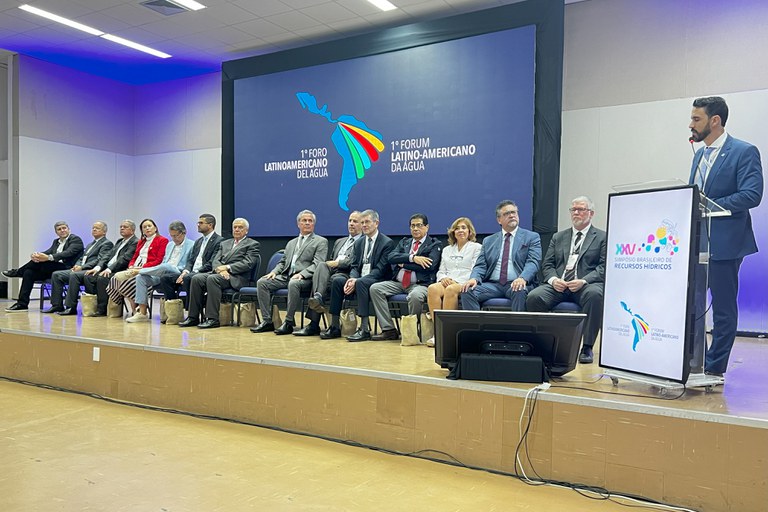 Diretor-presidente interino da ANA e presidente do 1º FLAA, Filipe Sampaio, discursa na abertura do evento