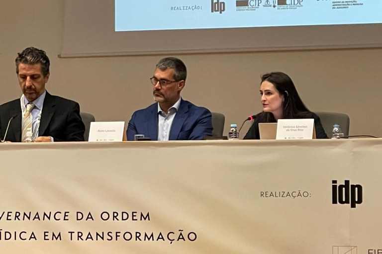 Diretora-presidente da ANA (à dir.) discursa durante painel no 10º Fórum Jurídico de Lisboa