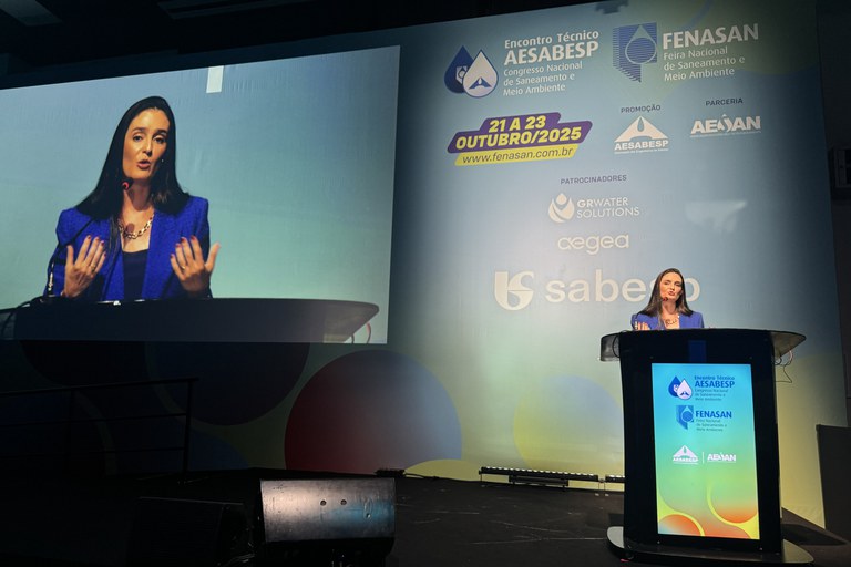 Diretora-presidente da ANA, Veronica Rios, discursa durante abertura da FENASAN 2025