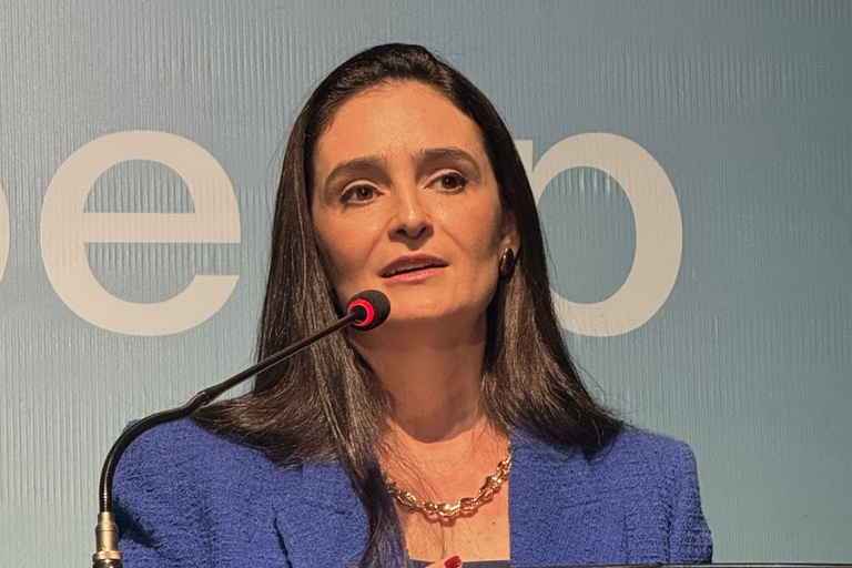 Diretora-presidente da ANA, Veronica Rios, discursa durante abertura da FENASAN 2025