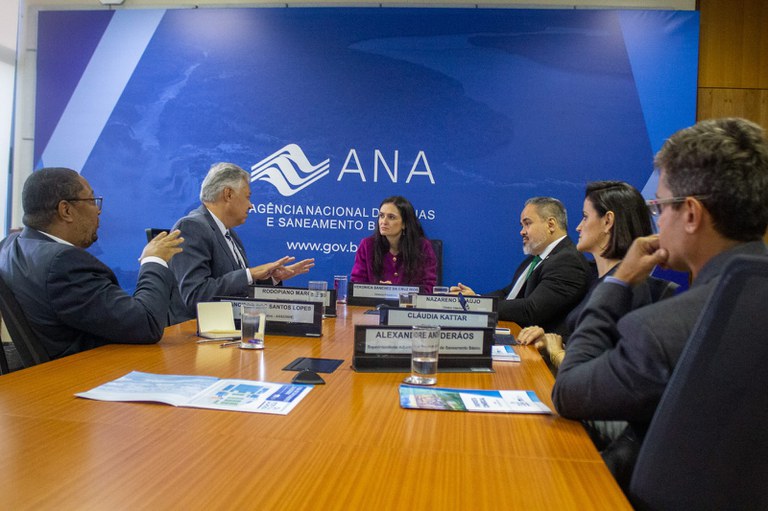 Diretora-presidente da ANA, Veronica Rios (centro), recebe convite de Rodopiano Evangelista (2º da esq. para dir,) para realizar palestra magna no 53º CNSA