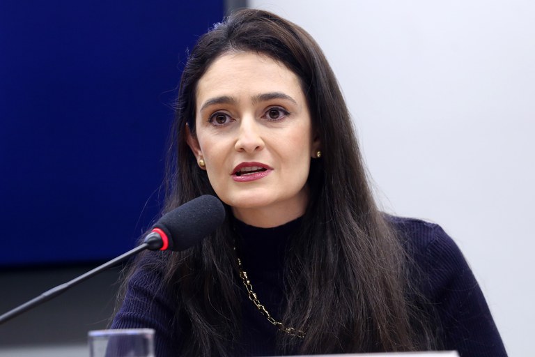 Diretora-presidente da ANA, Veronica Rios, discursa em audiência pública na Câmara dos Deputados sobre mecanismos de fortalecimento das agências reguladoras