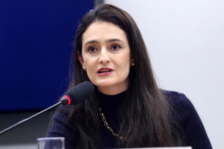 Diretora-presidente da ANA, Veronica Rios, discursa em audiência pública na Câmara dos Deputados sobre mecanismos de fortalecimento das agências reguladoras