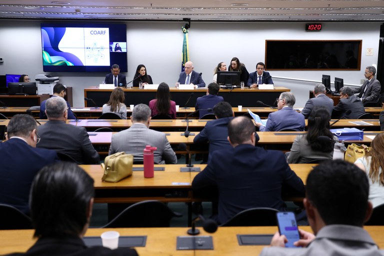 Diretora-presidente da ANA, Veronica Rios (2ª da esq. para dir. na mesa), discursa em audiência pública na Câmara dos Deputados sobre mecanismos de fortalecimento das agências reguladoras