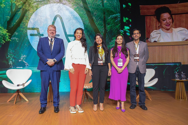 Diretora-presidente da ANA, Veronica Rios (2ª da dir. para esq.), e demais integrantes do painel sobre ESG no Setor Elétrico: Entendendo a Sinergia com a COP 30, suas Oportunidades e Principais Discussões