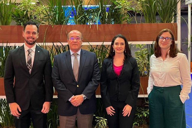 Diretora-presidente da ANA, Veronica Sánchez da Cruz Rios (centro), em contato com o presidente do Operador Nacional do Sistema Elétrico, Luiz Carlos Ciocchi (centro) durante o Fórum