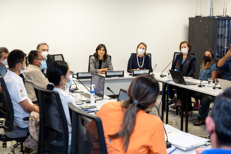 Diretora-presidente substituta, Ana Carolina Argolo (no centro e na cabeceira da mesa), encerra missão internacional