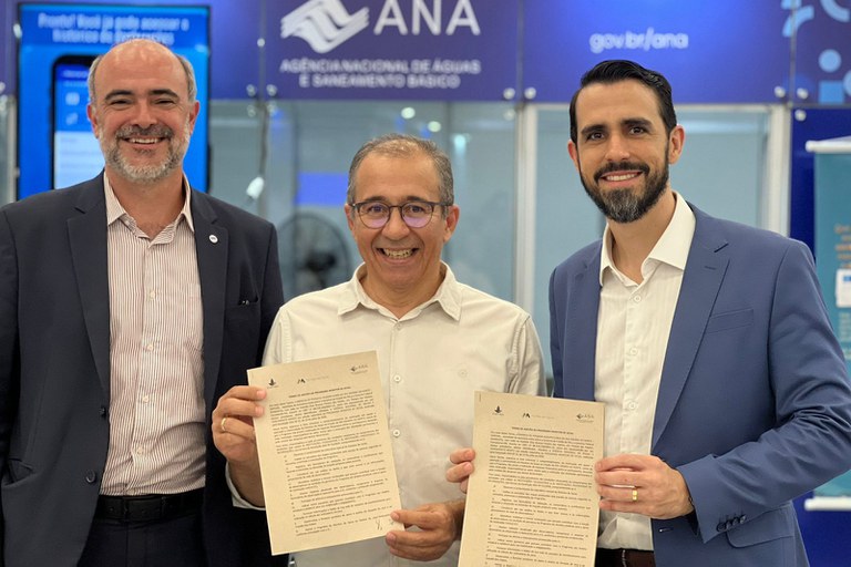 Diretores Mauricio Abijaodi (à esq.) e Filipe Sampaio (à dir.) com representante da EMPARN após adesão