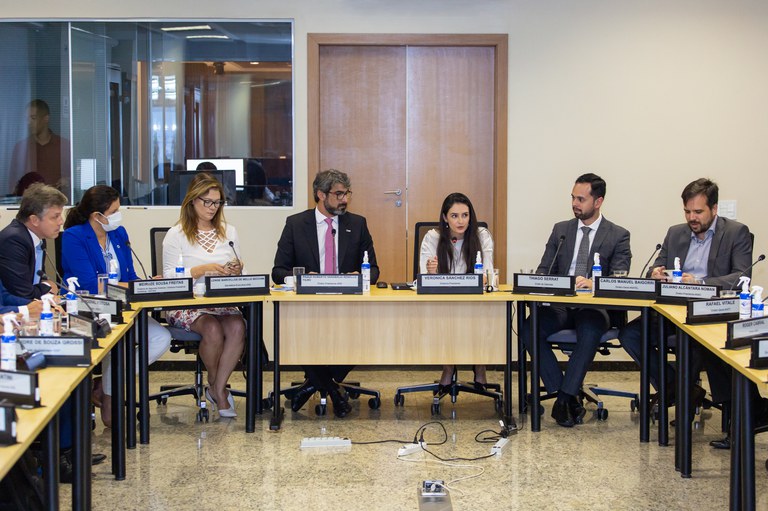 Diretora-´presidente da ANA (centro) abre a reunião