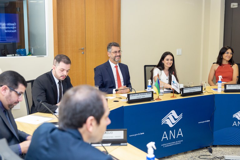 Governador Clécio Luís discute parcerias com a ANA ao lado da diretora-presidente, Veronica Rios (centro), e da diretora Ana Carolina Argolo (à dir.)