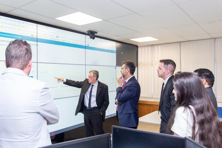 Superintendente Joaquim Gondim apresenta a Sala de Situação da ANA ao governador do Amapá