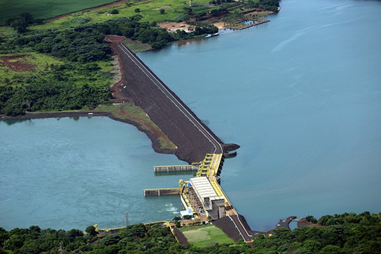 Barragem da usina hidrelétrica Igarapava, no rio Grande, na divisa entre Igarapava (SP) e Conquista (MG)
