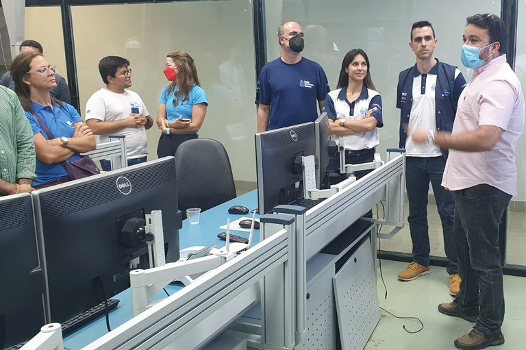 Diretores Filipe Sampaio (de colete), Ana Carolina Argolo e Mauricio Abijaodi lado a lado no centro de operações do Eixo Norte do PISF