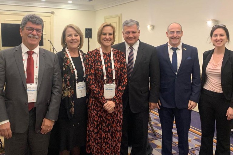 Diretora-presidente (centro) ao lado da assessora Internacional da ANA em encontro com autoridades israelenses