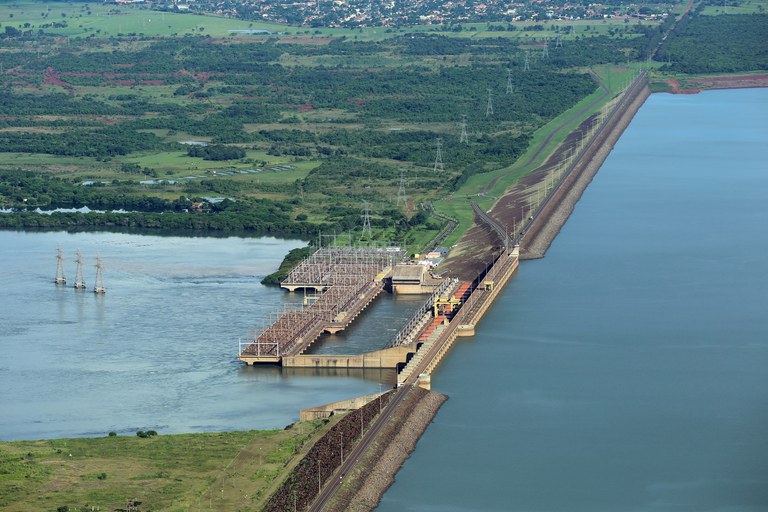 Barragem da Usina Hidrelétrica Ilha Solteira (UHE Ilha Solteira) no rio Paraná na divisa entre Ilha Solteira (SP) e Selvíria (MS)