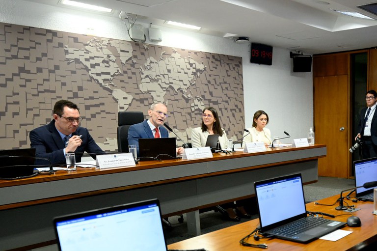 Da esq, para dir. na mesa da sabatina: Leonardo Góes, senador Fabiano Contarato, Cristiane Battiston e Larissa Rêgo