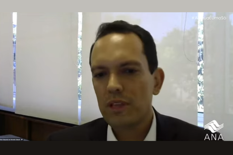 Diretor Vitor Saback discursa na abertura do webinário
