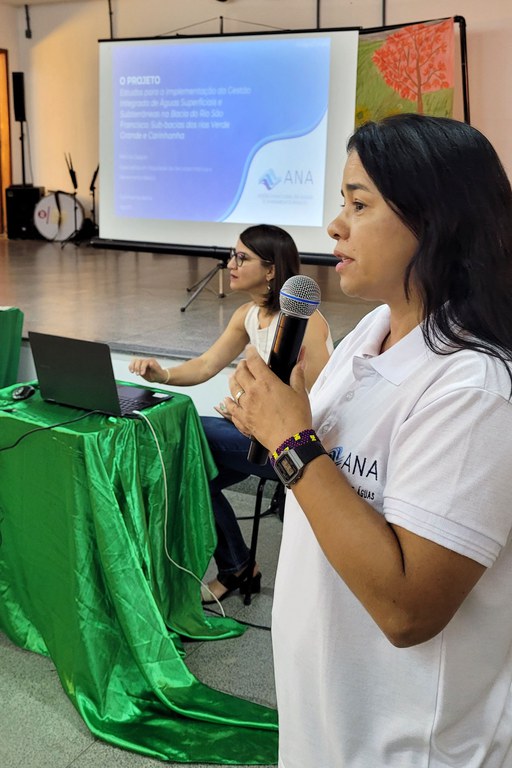 Especialista em regulação de recursos hídricos e saneamento básico da ANA Márcia Pantoja (à dir.) discursa no evento em Carinhanha (BA)