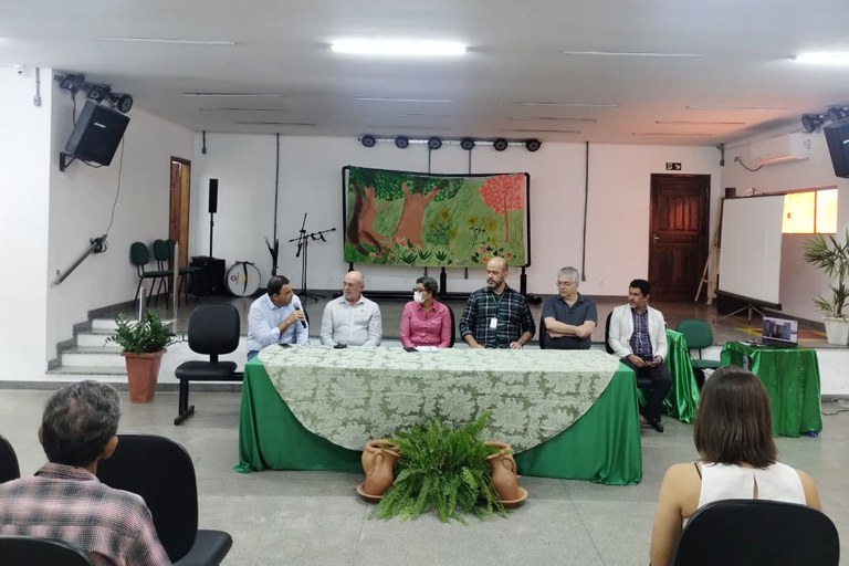 Coordenador de Águas Subterrâneas da ANA, Fernando Roberto de Oliveira (à esq.), discursa na abertura do evento em Carinhanha (BA)