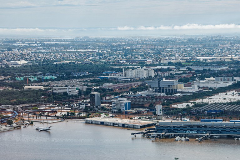Pista do Aeroporto Salgado Filho inundada em Porto Alegre (RS)