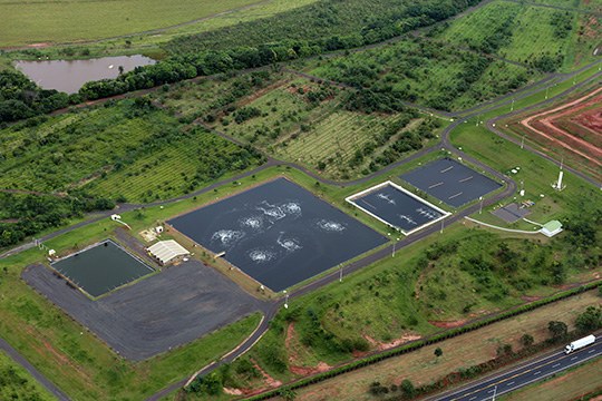 Estação de tratamento de água (ETA) e mata nativa em Onda Verde (SP)