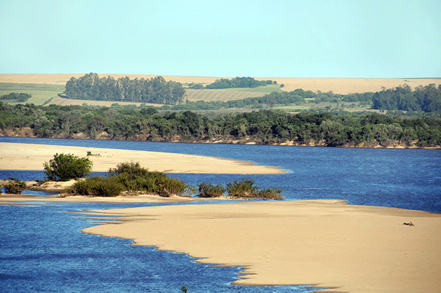 Grande rio atravessando a fronteira gaúcha
