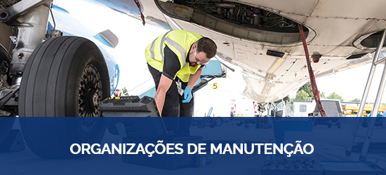 mecânico verificando a roda de uma aeronave