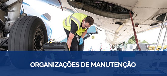 mecânico verificando a roda de uma aeronave