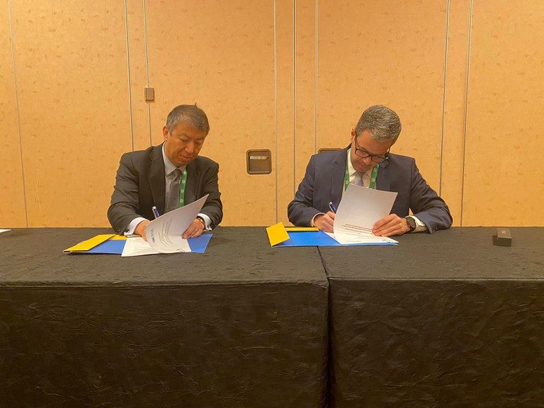 Patrick Ky, diretor-executivo da EASA, e Juliano Noman, diretor-presidente da ANAC, assinam o acordo SAFA.