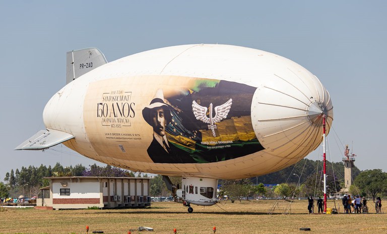Dirigível ADB-3-3 em evento aos 150 anos de Santos Dumont 