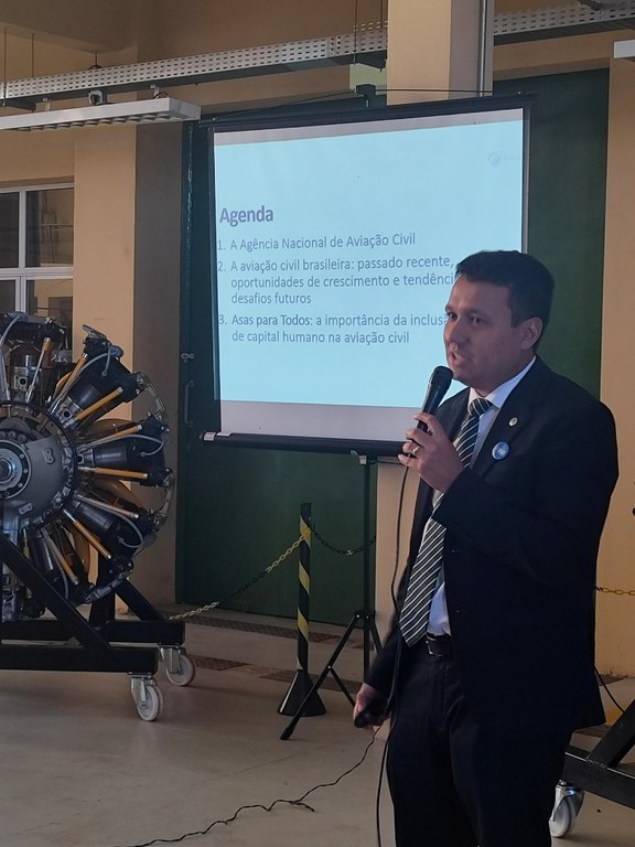 Pessoas de baixa renda iniciam curso de manutenção aeronáutica