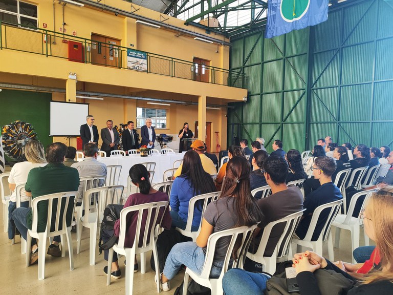 Pessoas de baixa renda iniciam curso de manutenção aeronáutica