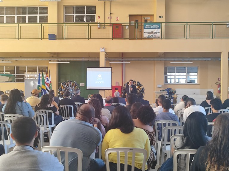Pessoas de baixa renda iniciam curso de manutenção aeronáutica