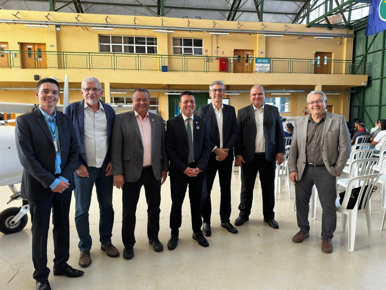 Pessoas de baixa renda iniciam curso de manutenção aeronáutica