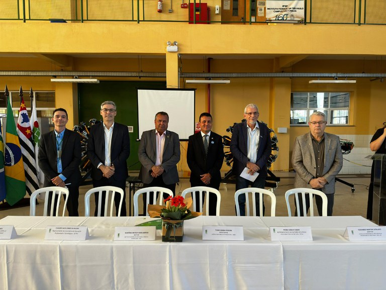 Pessoas de baixa renda iniciam curso de manutenção aeronáutica