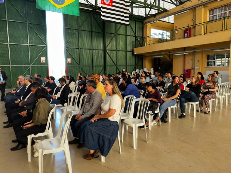 Pessoas de baixa renda iniciam curso de manutenção aeronáutica