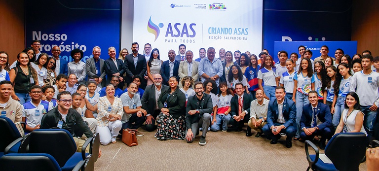 Jovens de Salvador participam de experiência na aviação com projeto Criado Asas da Anac