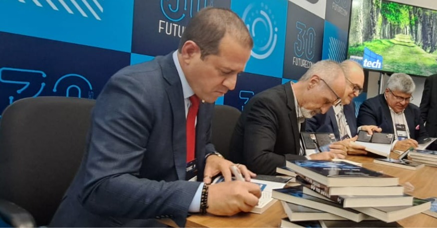 Vinicius Caram, Alberto Boaventura, Hermano Pinto e Wilson Cardoso em noite de autógrafos do “6G na Sexta”, no Futurecom 2025
