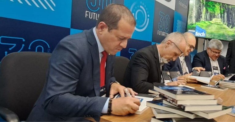 Vinicius Caram, Alberto Boaventura, Hermano Pinto e Wilson Cardoso em noite de autógrafos do “6G na Sexta”, no Futurecom 2025