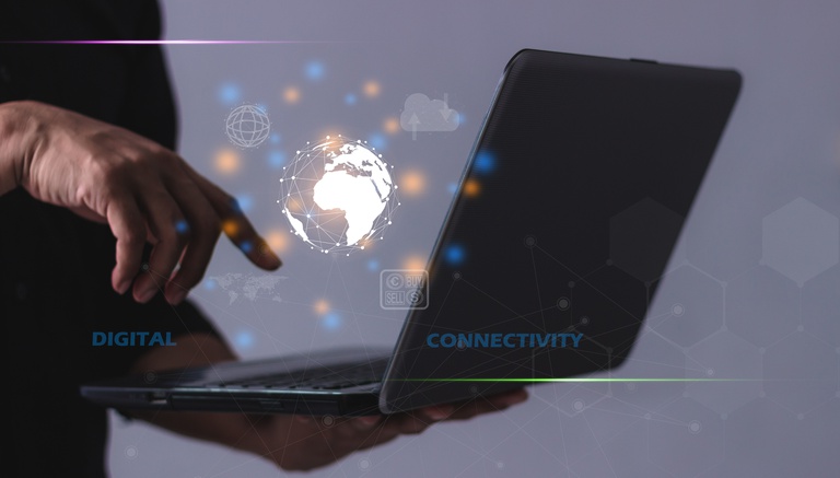 Imagem mostra homem digitando em computador em imagem futurística que mostra um globo sobre o teclado