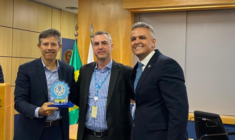 José Gonçalves Neto, da VIVO; o superintendente de Planejamento e Regulamentação, Nilo Pasquali; e o conselheiro Daniel Martins D´Albuquerque